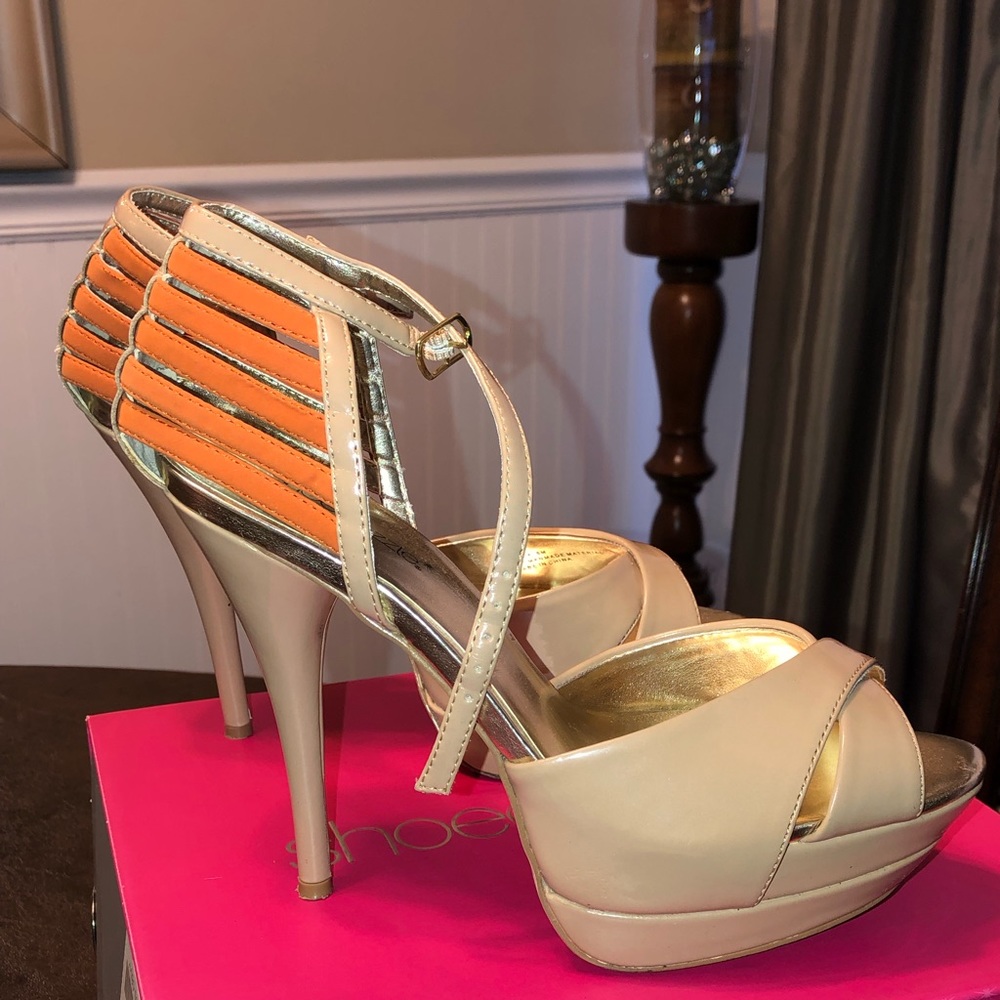 Beige/Orange Accent Pump